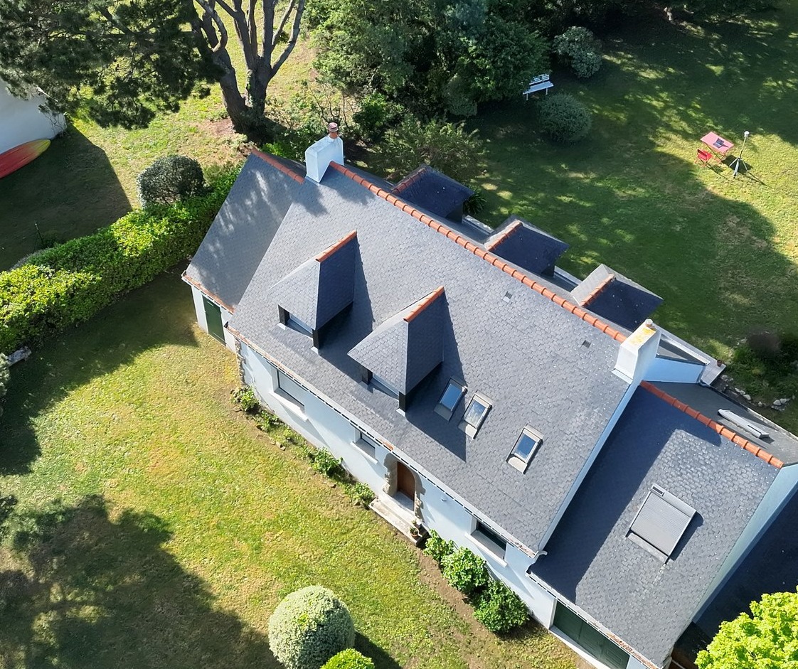 Vue aérienne d'une toiture par drone